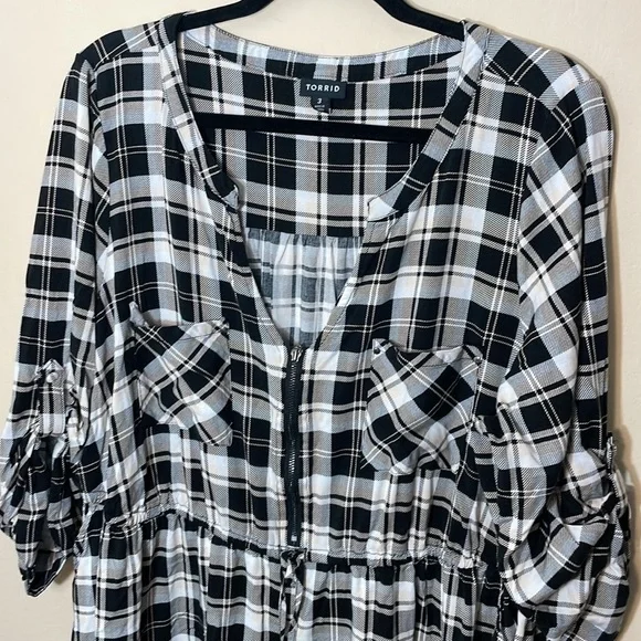 Torrid size 3 BLACK & IVORY PLAID CHALLIS ZIP FRONT DRAWSTRING SHIRT DRESS - Picture 7 of 11